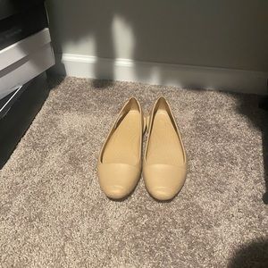 Tan sienna flat crocs